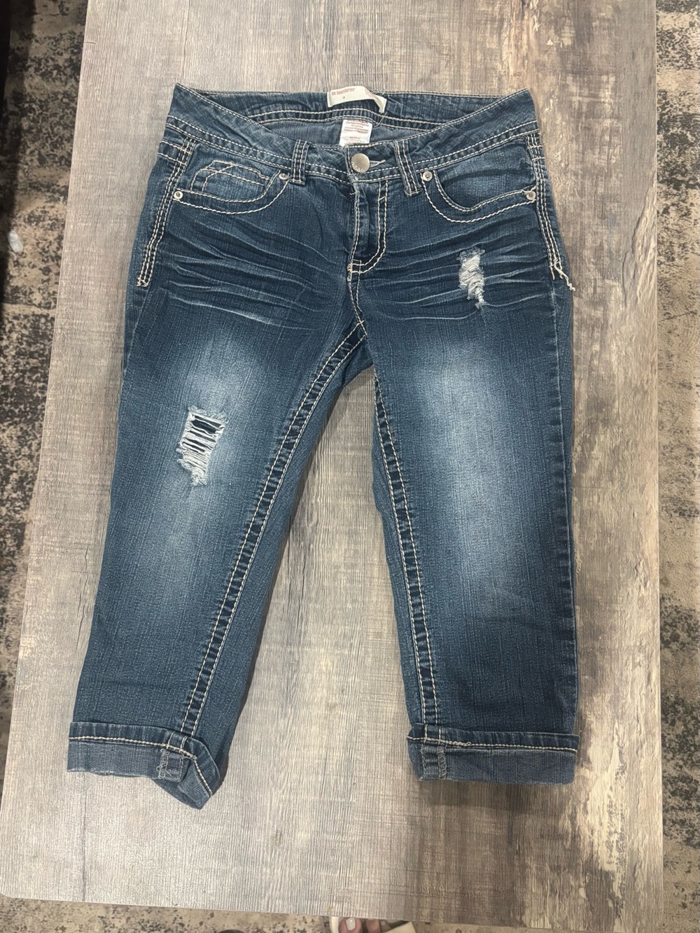 No Boundaries Distressed Lace Embroidered Capri Jeans Size 9 Thick Stitch Y2K